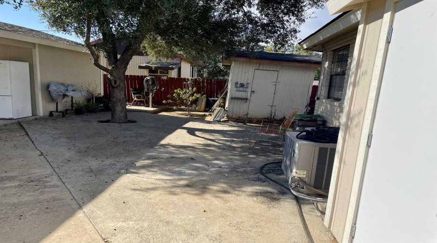 2815 Diaz St, Laredo, Texas 78043, 4 Bedrooms Bedrooms, 7 Rooms Rooms,2 BathroomsBathrooms,Residential,For Sale,2815 Diaz St,20255536