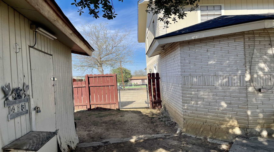 2815 Diaz St, Laredo, Texas 78043, 4 Bedrooms Bedrooms, 7 Rooms Rooms,2 BathroomsBathrooms,Residential,For Sale,2815 Diaz St,20255536