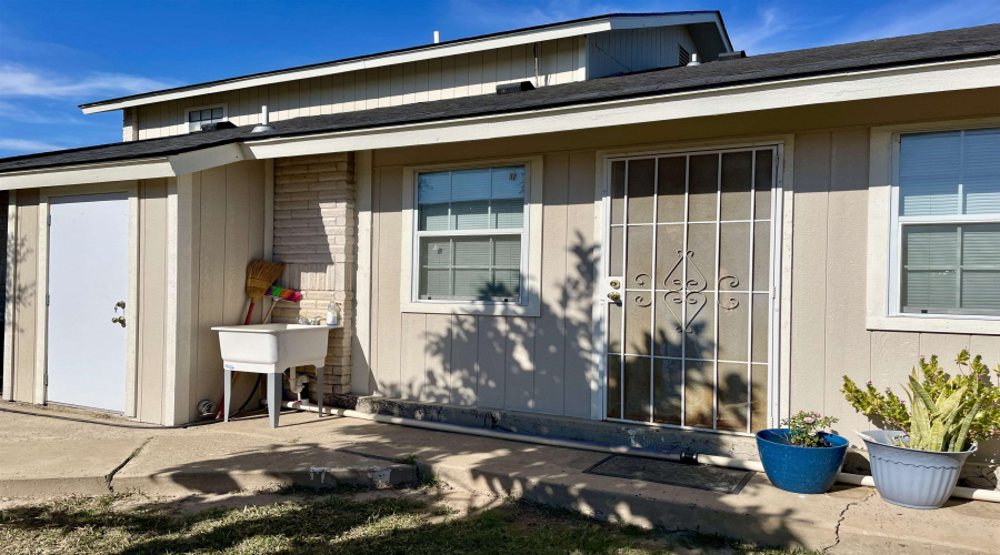 2815 Diaz St, Laredo, Texas 78043, 4 Bedrooms Bedrooms, 7 Rooms Rooms,2 BathroomsBathrooms,Residential,For Sale,2815 Diaz St,20255536