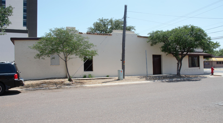 2519 San Bernardo Ave, LAREDO, Texas 78040, 1 Room Rooms,1 BathroomBathrooms,Commercial retail/office,For Rent,2519 San Bernardo Ave,20255559