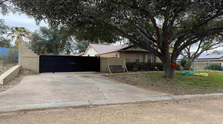 1409 Alameda Dr, Laredo, Texas 78045, 5 Bedrooms Bedrooms, 8 Rooms Rooms,2 BathroomsBathrooms,Residential,For Sale,1409 Alameda Dr,20255560