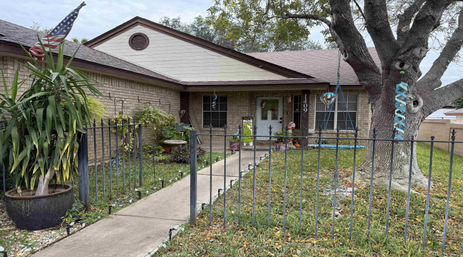 1409 Alameda Dr, Laredo, Texas 78045, 5 Bedrooms Bedrooms, 8 Rooms Rooms,2 BathroomsBathrooms,Residential,For Sale,1409 Alameda Dr,20255560