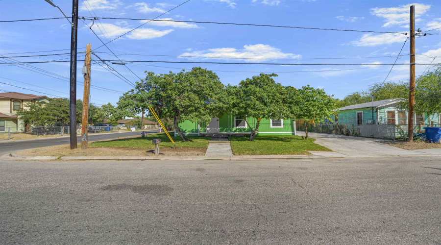 2320 Burnside St, Laredo, Texas 78040, 4 Bedrooms Bedrooms, 6 Rooms Rooms,1 BathroomBathrooms,Residential,For Sale,2320 Burnside St,20255566