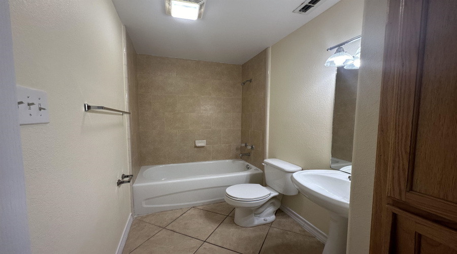 1000 Ranchway Dr, Laredo, Texas 78045, 3 Bedrooms Bedrooms, 7 Rooms Rooms,3 BathroomsBathrooms,Residential,For Rent,1000 Ranchway Dr,20260007