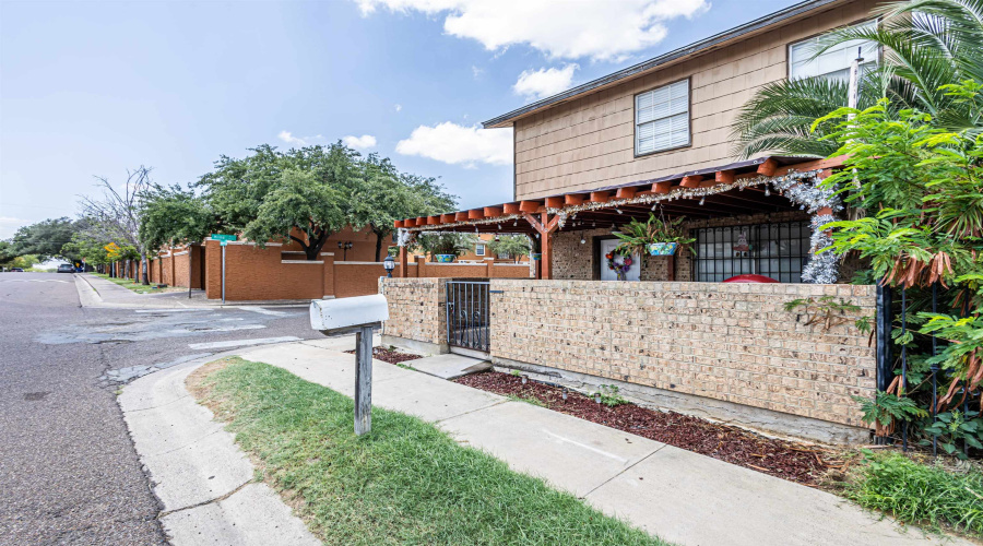 2502 E Montgomery St, Laredo, Texas 78043, 3 Bedrooms Bedrooms, 7 Rooms Rooms,3 BathroomsBathrooms,Residential,For Sale,2502 E Montgomery St,20260008