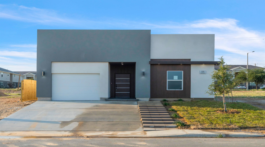 128 Lusitano Dr., Laredo, Texas 78046, 3 Bedrooms Bedrooms, 5 Rooms Rooms,2 BathroomsBathrooms,Residential,For Sale,128 Lusitano Dr.,20260009