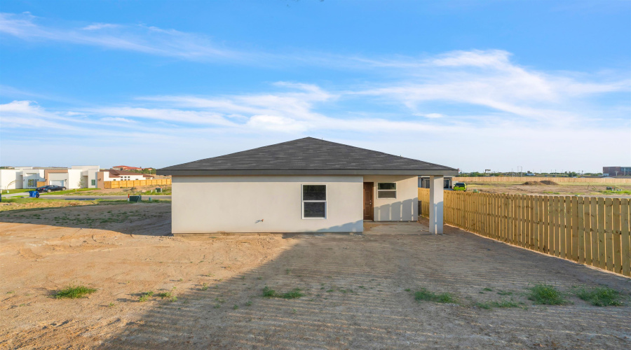 128 Lusitano Dr., Laredo, Texas 78046, 3 Bedrooms Bedrooms, 5 Rooms Rooms,2 BathroomsBathrooms,Residential,For Sale,128 Lusitano Dr.,20260009