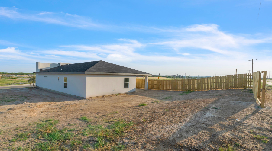 128 Lusitano Dr., Laredo, Texas 78046, 3 Bedrooms Bedrooms, 5 Rooms Rooms,2 BathroomsBathrooms,Residential,For Sale,128 Lusitano Dr.,20260009