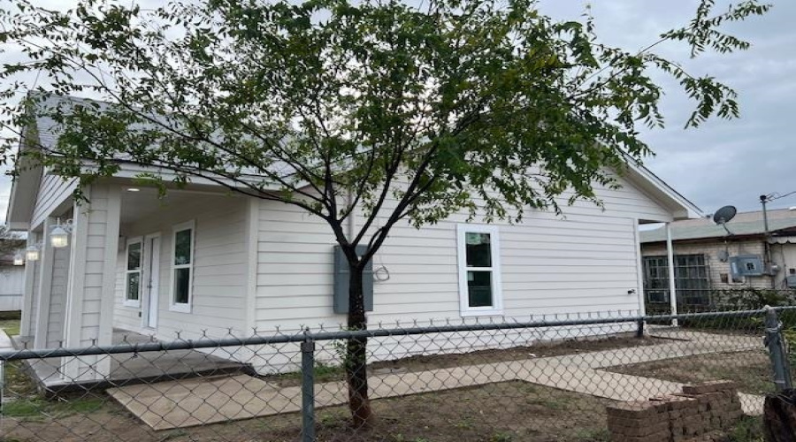 401 W Elm St, LAREDO, Texas 78040, 2 Bedrooms Bedrooms, 3 Rooms Rooms,1 BathroomBathrooms,Residential,For Rent,401 W Elm St,20260014