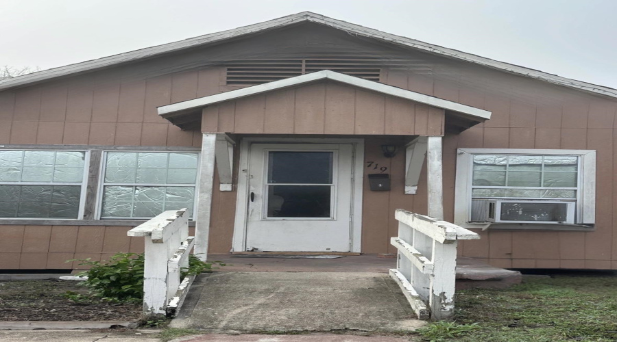 719 E Santa Gertrudis, Kingsville, Texas 78363, 4 Bedrooms Bedrooms, 6 Rooms Rooms,2 BathroomsBathrooms,Residential,For Sale,719 E Santa Gertrudis,20260024