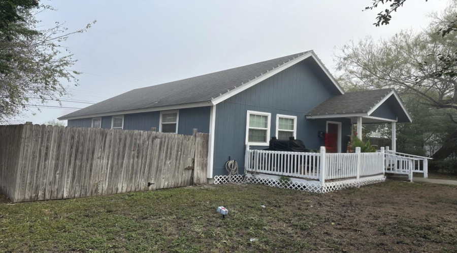 1014 E Kenedy, Kingsville, Texas 78363, 2 Bedrooms Bedrooms, 3 Rooms Rooms,1 BathroomBathrooms,Residential,For Sale,1014 E Kenedy,20260029