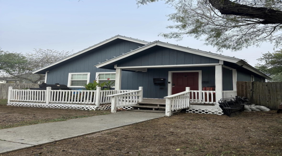 1014 E Kenedy, Kingsville, Texas 78363, 2 Bedrooms Bedrooms, 3 Rooms Rooms,1 BathroomBathrooms,Residential,For Sale,1014 E Kenedy,20260029