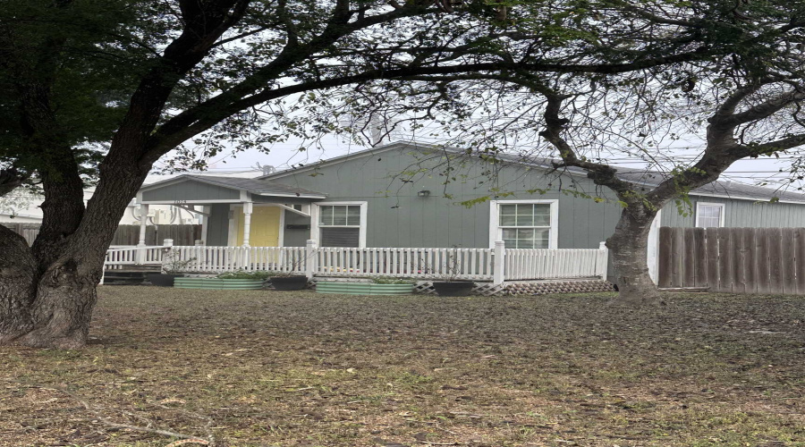 1014 E Kenedy, Kingsville, Texas 78363, 2 Bedrooms Bedrooms, 3 Rooms Rooms,1 BathroomBathrooms,Residential,For Sale,1014 E Kenedy,20260029