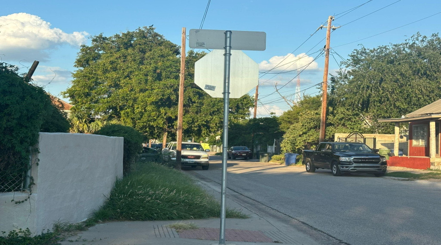 201 Vidaurri Ave, Laredo, Texas 78040, 5 Bedrooms Bedrooms, 7 Rooms Rooms,2 BathroomsBathrooms,Residential,For Sale,201 Vidaurri Ave,20260038