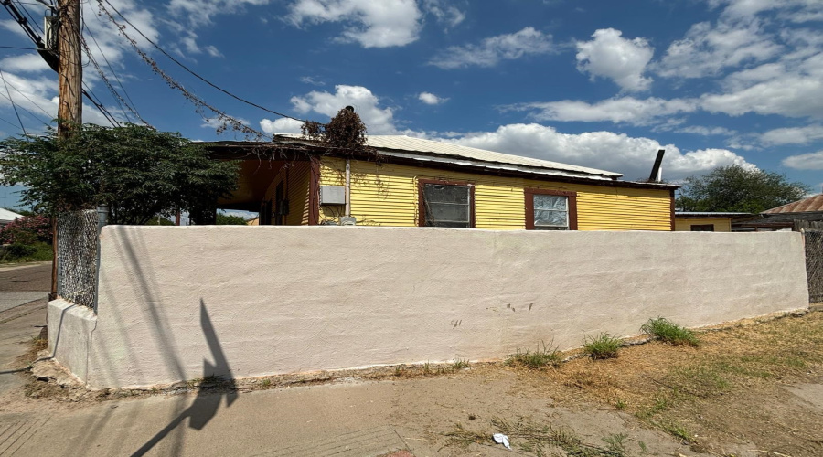 201 Vidaurri Ave, Laredo, Texas 78040, 5 Bedrooms Bedrooms, 7 Rooms Rooms,2 BathroomsBathrooms,Residential,For Sale,201 Vidaurri Ave,20260038