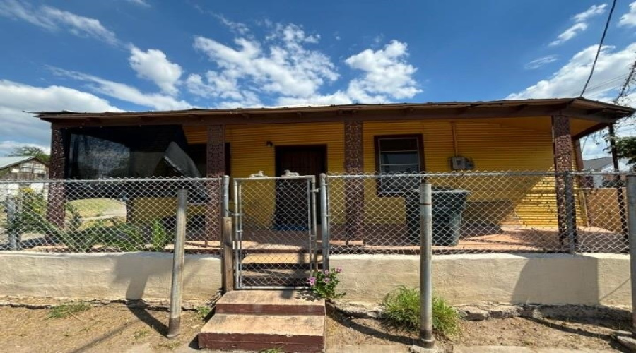 201 Vidaurri Ave, Laredo, Texas 78040, 5 Bedrooms Bedrooms, 7 Rooms Rooms,2 BathroomsBathrooms,Residential,For Sale,201 Vidaurri Ave,20260038