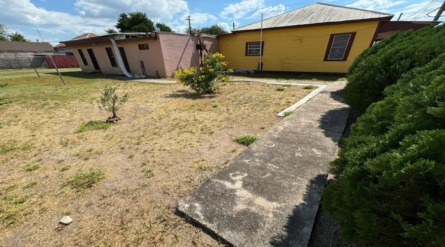 201 Vidaurri Ave, Laredo, Texas 78040, 5 Bedrooms Bedrooms, 7 Rooms Rooms,2 BathroomsBathrooms,Residential,For Sale,201 Vidaurri Ave,20260038