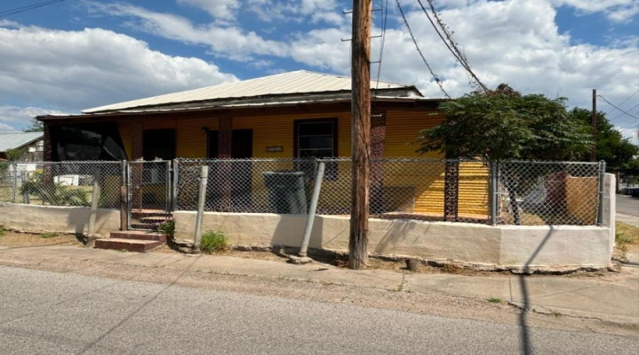 201 Vidaurri Ave, Laredo, Texas 78040, 5 Bedrooms Bedrooms, 7 Rooms Rooms,2 BathroomsBathrooms,Residential,For Sale,201 Vidaurri Ave,20260038