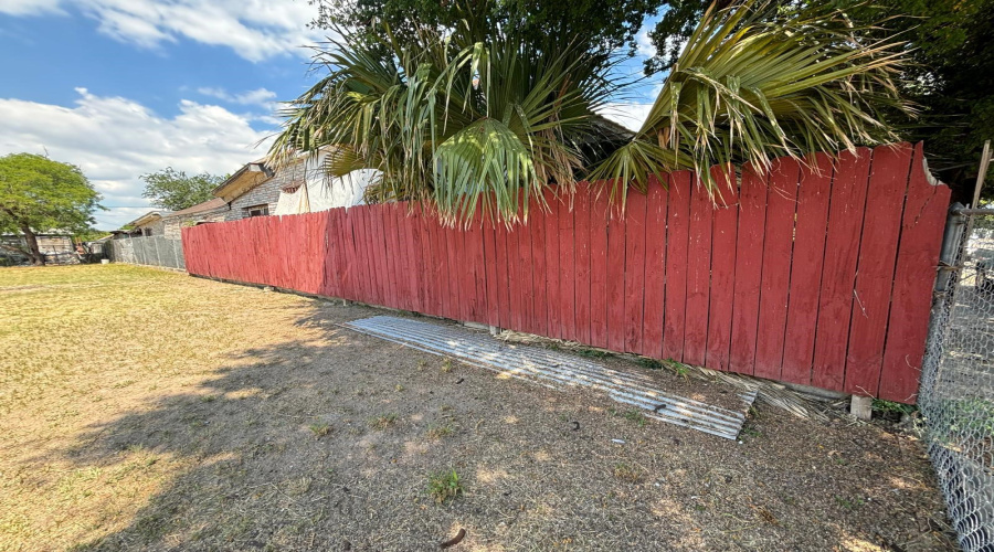 201 Vidaurri Ave, Laredo, Texas 78040, 5 Bedrooms Bedrooms, 7 Rooms Rooms,2 BathroomsBathrooms,Residential,For Sale,201 Vidaurri Ave,20260038