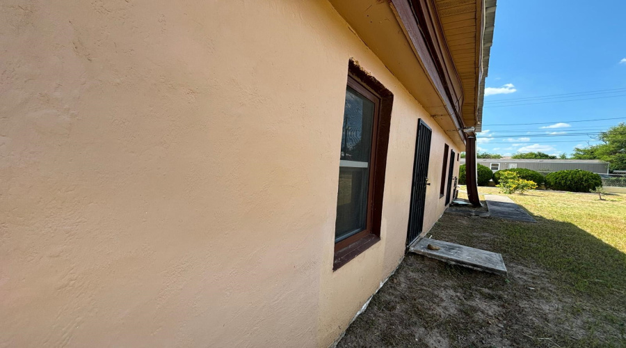 201 Vidaurri Ave, Laredo, Texas 78040, 5 Bedrooms Bedrooms, 7 Rooms Rooms,2 BathroomsBathrooms,Residential,For Sale,201 Vidaurri Ave,20260038