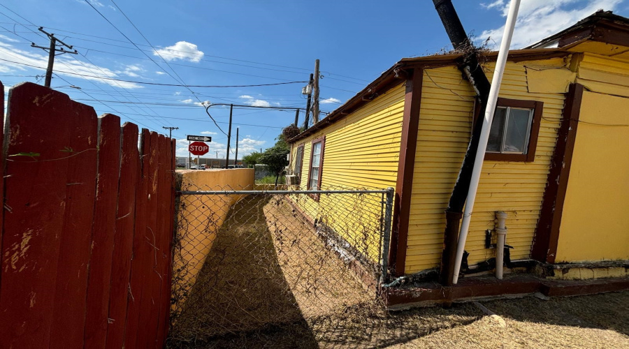 201 Vidaurri Ave, Laredo, Texas 78040, 5 Bedrooms Bedrooms, 7 Rooms Rooms,2 BathroomsBathrooms,Residential,For Sale,201 Vidaurri Ave,20260038