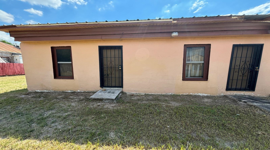 201 Vidaurri Ave, Laredo, Texas 78040, 5 Bedrooms Bedrooms, 7 Rooms Rooms,2 BathroomsBathrooms,Residential,For Sale,201 Vidaurri Ave,20260038