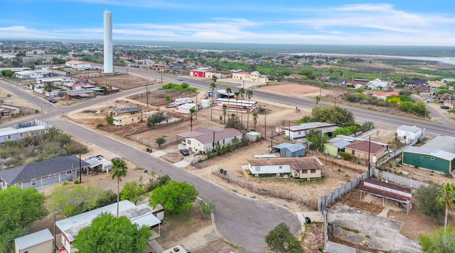 2525 S U.S. Hwy 83, Zapata, Texas 78076, 2 Bedrooms Bedrooms, 3 Rooms Rooms,1 BathroomBathrooms,Residential,For Sale,2525 S U.S. Hwy 83,20260050