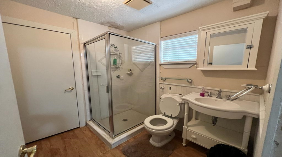 130 N. Jab Dr., Zapata, Texas 78076, 6 Bedrooms Bedrooms, 8 Rooms Rooms,3 BathroomsBathrooms,Residential,For Sale,130 N. Jab Dr.,20260051