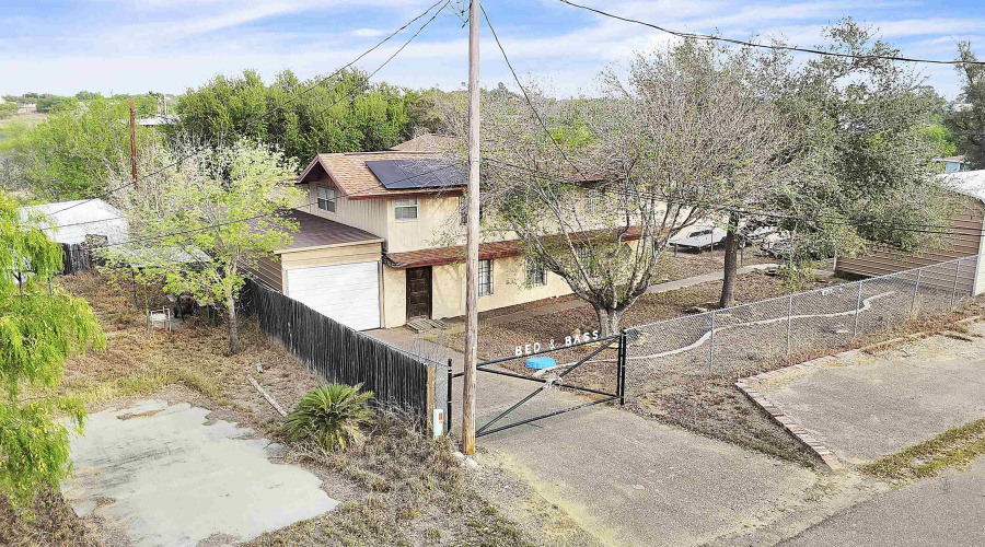 130 N. Jab Dr., Zapata, Texas 78076, 6 Bedrooms Bedrooms, 8 Rooms Rooms,3 BathroomsBathrooms,Residential,For Sale,130 N. Jab Dr.,20260051