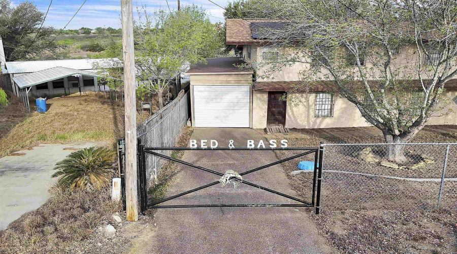 130 N. Jab Dr., Zapata, Texas 78076, 6 Bedrooms Bedrooms, 8 Rooms Rooms,3 BathroomsBathrooms,Residential,For Sale,130 N. Jab Dr.,20260051