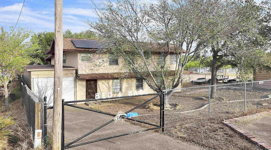 130 N. Jab Dr., Zapata, Texas 78076, 6 Bedrooms Bedrooms, 8 Rooms Rooms,3 BathroomsBathrooms,Residential,For Sale,130 N. Jab Dr.,20260051