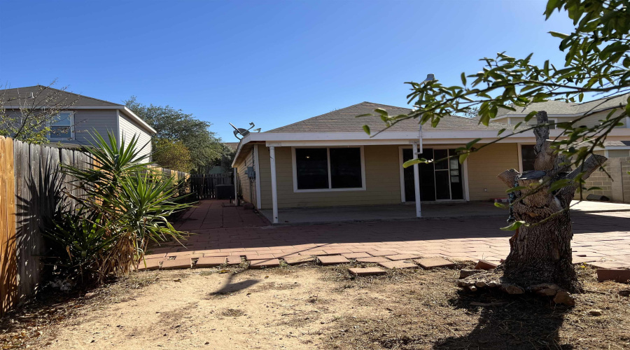 1738 Aransas Pass Dr, Laredo, Texas 78045, 2 Bedrooms Bedrooms, 4 Rooms Rooms,2 BathroomsBathrooms,Residential,For Rent,1738 Aransas Pass Dr,20260066