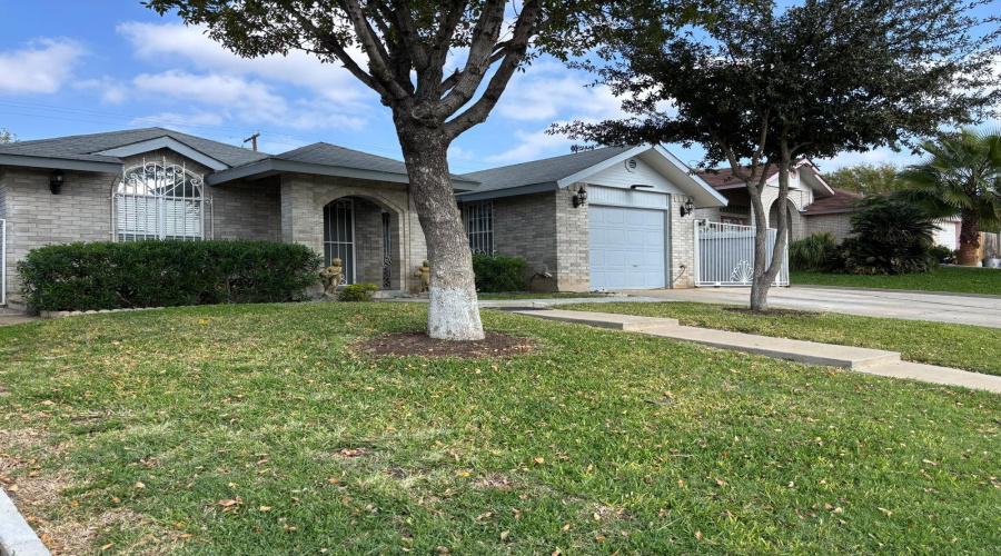 3710 Pine St, Laredo, Texas 78046, 3 Bedrooms Bedrooms, 5 Rooms Rooms,2 BathroomsBathrooms,Residential,For Sale,3710 Pine St,20260073