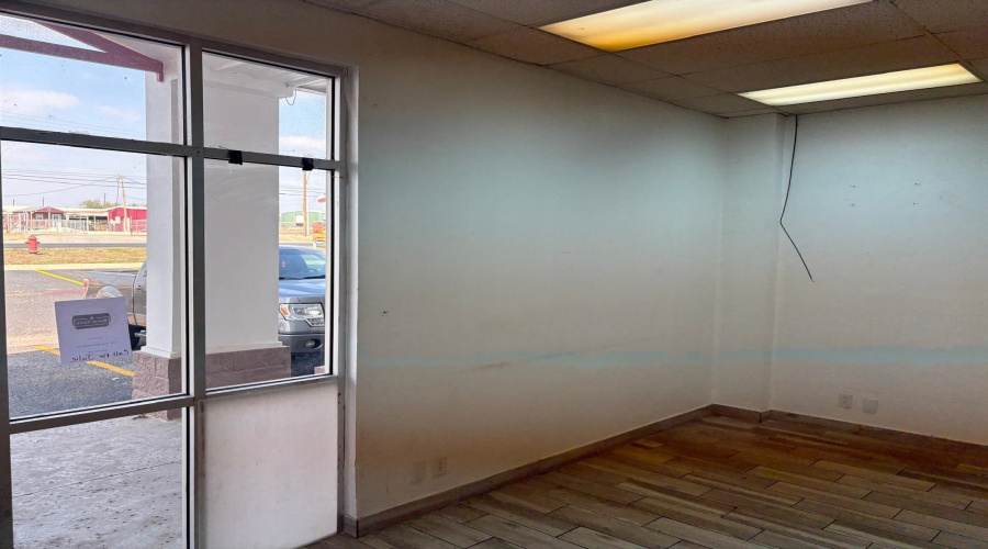 3911 Jaime Zapata Memorial Hwy, LAREDO, Texas 78043, 11 Rooms Rooms,1 BathroomBathrooms,Commercial retail/office,For Rent,3911 Jaime Zapata Memorial Hwy,20260084