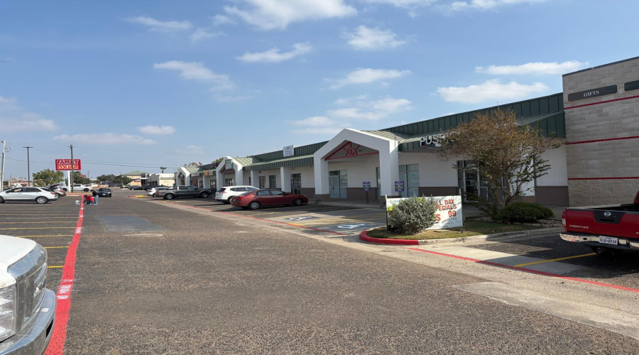 3911 Jaime Zapata Memorial Hwy, LAREDO, Texas 78043, 11 Rooms Rooms,1 BathroomBathrooms,Commercial retail/office,For Rent,3911 Jaime Zapata Memorial Hwy,20260084