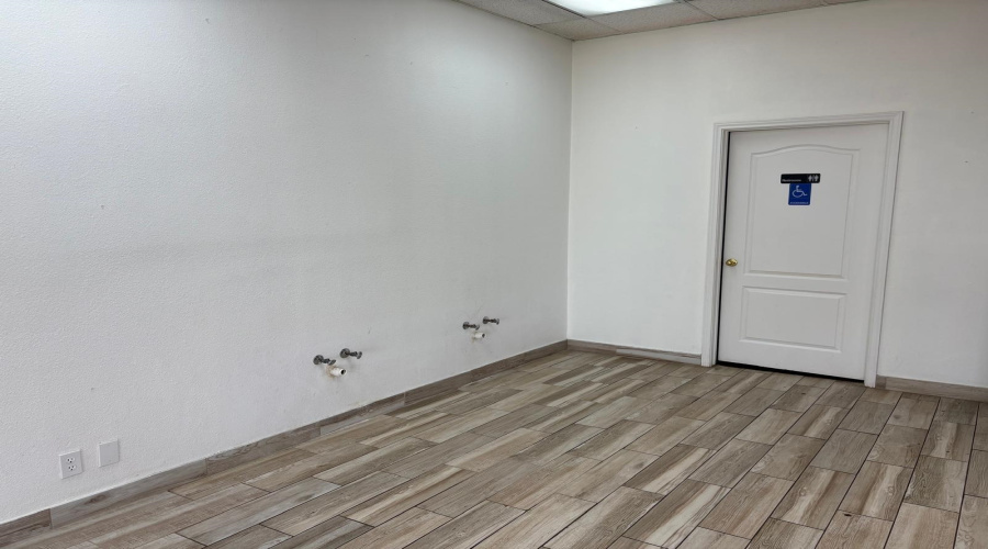 3911 Jaime Zapata Memorial Hwy, LAREDO, Texas 78043, 11 Rooms Rooms,1 BathroomBathrooms,Commercial retail/office,For Rent,3911 Jaime Zapata Memorial Hwy,20260084