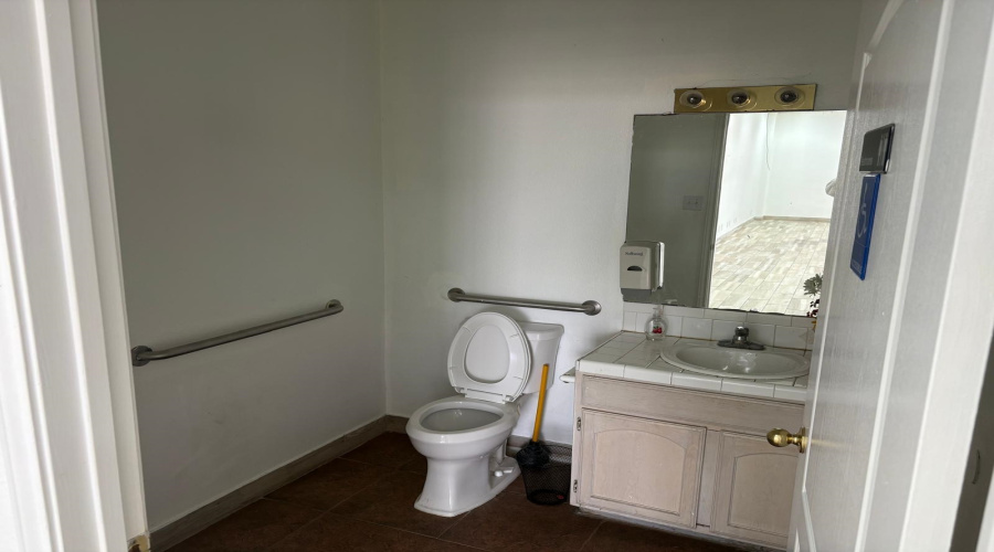 3911 Jaime Zapata Memorial Hwy, LAREDO, Texas 78043, 11 Rooms Rooms,1 BathroomBathrooms,Commercial retail/office,For Rent,3911 Jaime Zapata Memorial Hwy,20260084