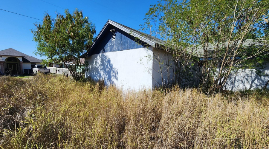 5404 Lopez Lane, Zapata, Texas 78076, 2 Bedrooms Bedrooms, 4 Rooms Rooms,2 BathroomsBathrooms,Residential,For Sale,5404 Lopez Lane,20260088