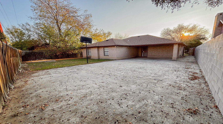 8708 Puerto Vallarta, Laredo, Texas 78045, 4 Bedrooms Bedrooms, 7 Rooms Rooms,2 BathroomsBathrooms,Residential,For Sale,8708 Puerto Vallarta,20260096