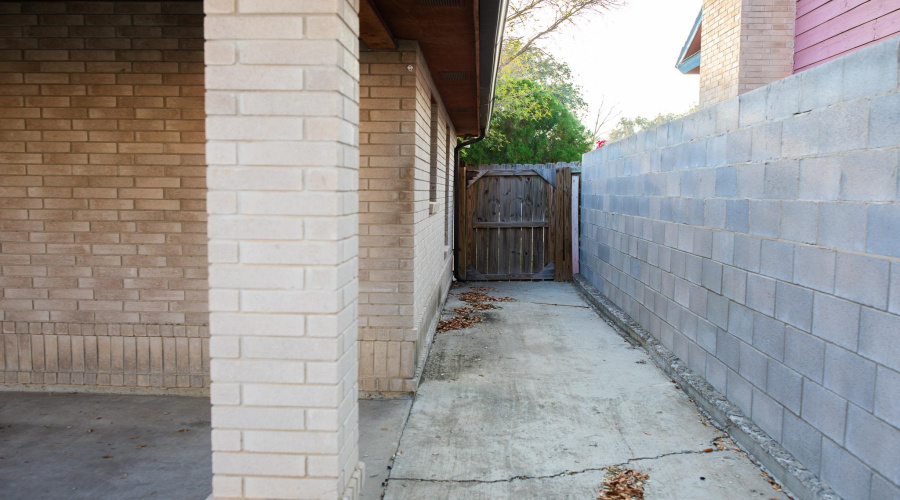 8708 Puerto Vallarta, Laredo, Texas 78045, 4 Bedrooms Bedrooms, 7 Rooms Rooms,2 BathroomsBathrooms,Residential,For Sale,8708 Puerto Vallarta,20260096