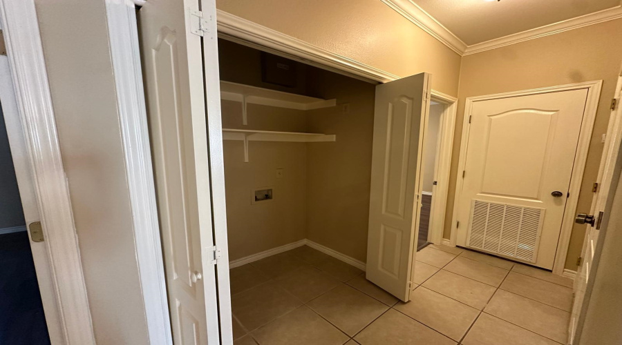 9809 Sterling Lp, LAREDO, Texas 78045, 2 Bedrooms Bedrooms, 5 Rooms Rooms,2 BathroomsBathrooms,Residential,For Sale,9809 Sterling Lp,20260107