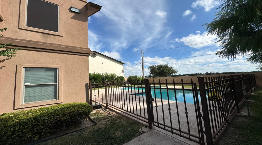 9809 Sterling Lp, LAREDO, Texas 78045, 2 Bedrooms Bedrooms, 5 Rooms Rooms,2 BathroomsBathrooms,Residential,For Sale,9809 Sterling Lp,20260107