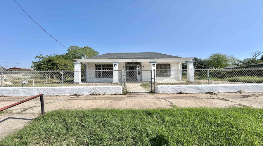 1415 Davis Ave, Laredo, Texas 78040-6847, 2 Bedrooms Bedrooms, 6 Rooms Rooms,2 BathroomsBathrooms,Residential,For Sale,1415 Davis Ave,20260111