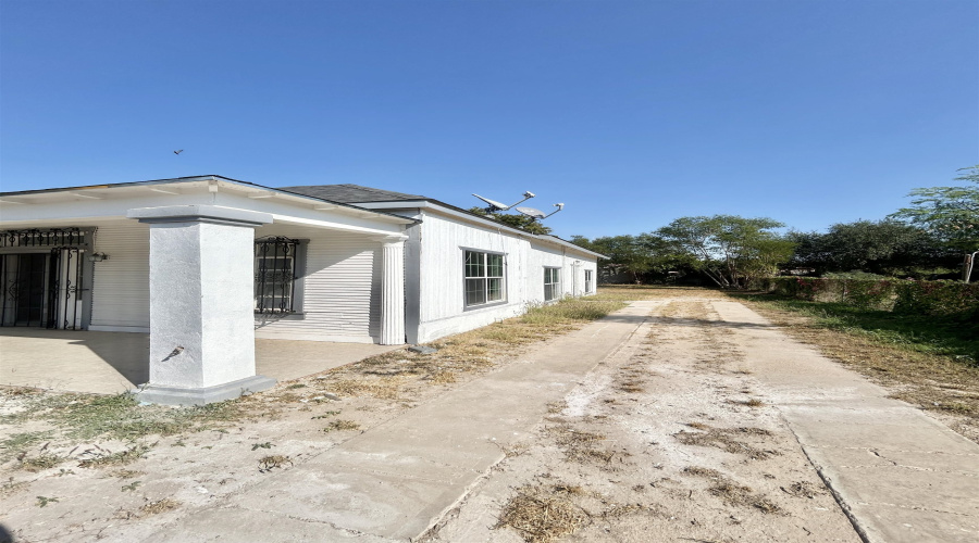 1415 Davis Ave, Laredo, Texas 78040-6847, 2 Bedrooms Bedrooms, 6 Rooms Rooms,2 BathroomsBathrooms,Residential,For Sale,1415 Davis Ave,20260111