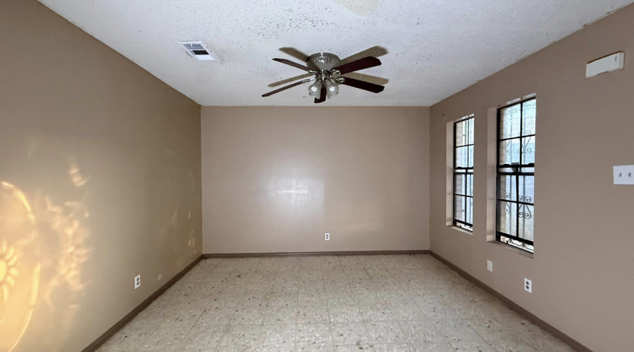 1001 N Lost Creek Lp, Laredo, Texas 78046, 3 Bedrooms Bedrooms, 7 Rooms Rooms,1 BathroomBathrooms,Residential,For Sale,1001 N Lost Creek Lp,20260112