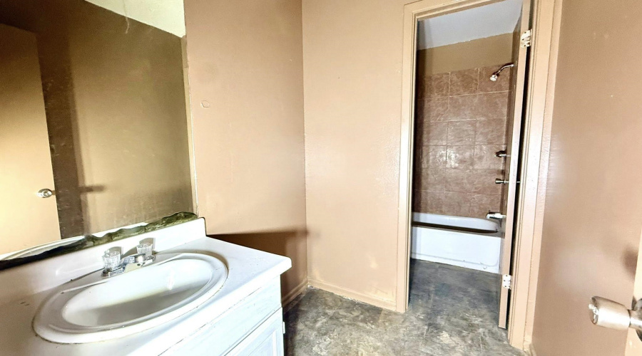 1001 N Lost Creek Lp, Laredo, Texas 78046, 3 Bedrooms Bedrooms, 7 Rooms Rooms,1 BathroomBathrooms,Residential,For Sale,1001 N Lost Creek Lp,20260112