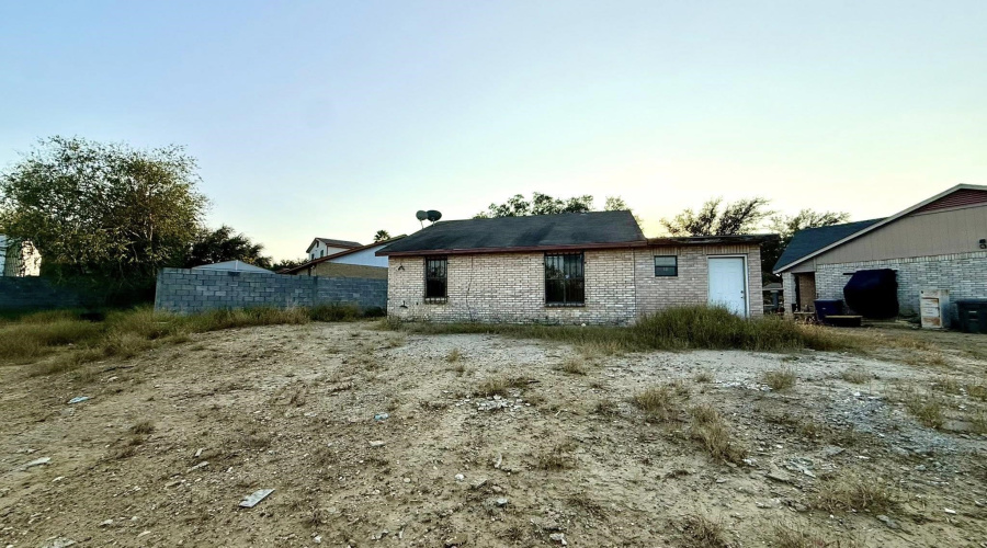 1001 N Lost Creek Lp, Laredo, Texas 78046, 3 Bedrooms Bedrooms, 7 Rooms Rooms,1 BathroomBathrooms,Residential,For Sale,1001 N Lost Creek Lp,20260112