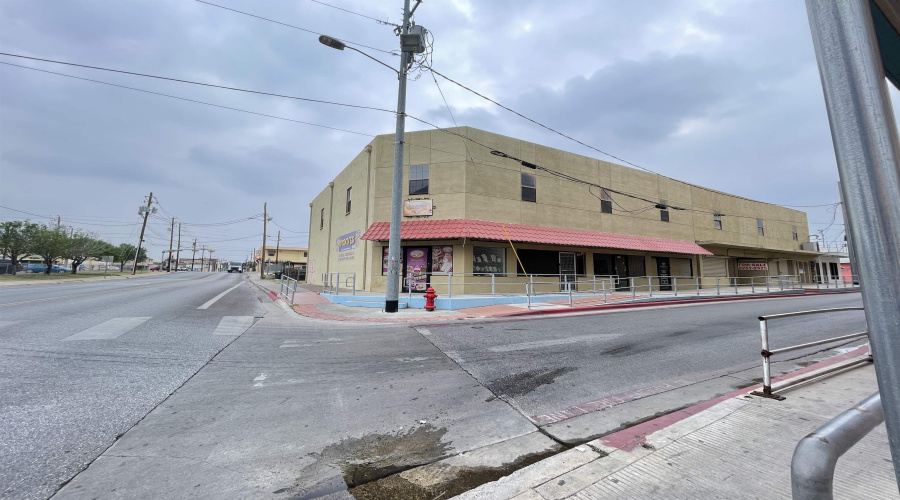 1420 Zaragoza St, Laredo, Texas 78040, 1 Room Rooms,4 BathroomsBathrooms,Commercial retail/office,For Sale,1420 Zaragoza St,20260116