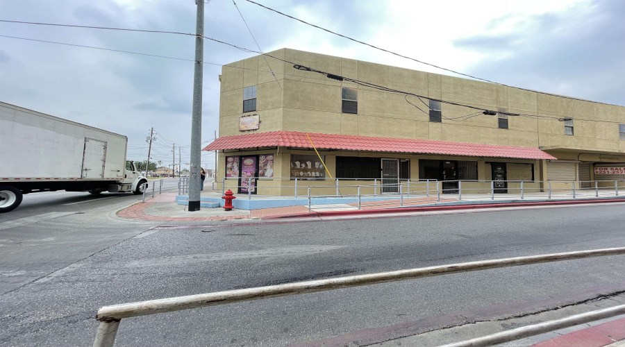1420 Zaragoza St, Laredo, Texas 78040, 1 Room Rooms,4 BathroomsBathrooms,Commercial retail/office,For Sale,1420 Zaragoza St,20260116