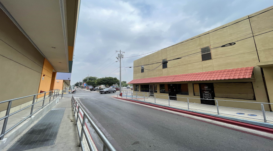 1420 Zaragoza St, Laredo, Texas 78040, 1 Room Rooms,4 BathroomsBathrooms,Commercial retail/office,For Sale,1420 Zaragoza St,20260116